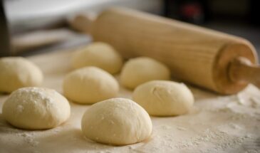 Одна ошибка со скалкой испортит всю выпечку: почему раскатывать тесто надо только в одну сторону