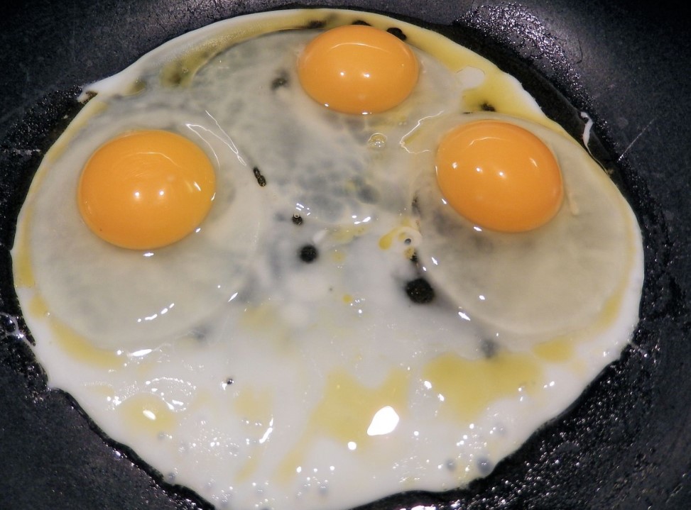 На каком масле жарить яйца: шеф-повара раскрыли главный секрет идеальной яичницы