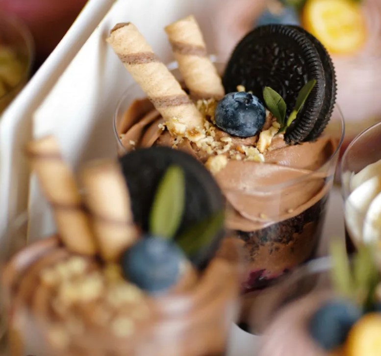 Шоколадно-вишнёвый трайфл с домашней карамелью: десерт, который захочется повторить