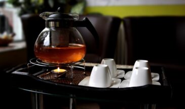 Высыпаю в чайник 2 ложки соды — накипь отваливается хлопьями, а вода снова пахнет чистотой