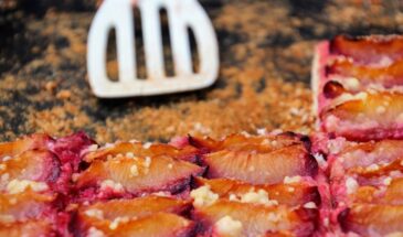 Дом наполнится ароматом праздника за 10 минут: простой рецепт тарта со сливами и марципаном, который получится у каждого