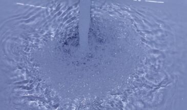 Засыпаю стакан в слив — и засор исчезает за 40 минут: безопасный способ, который работает лучше вантуза и не травит вас хлором