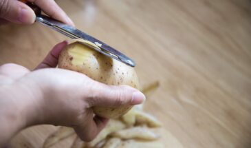 Не выбрасывайте картофельную кожуру: она за копейки удалит ржавчину со сковородок и кастрюль — без химии и лишних усилий