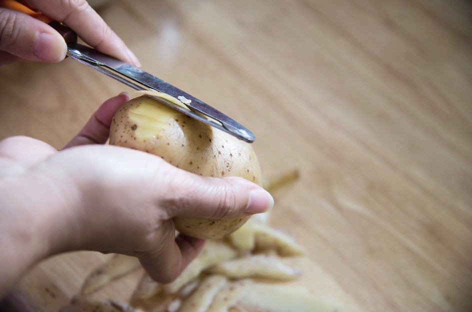 Не выбрасывайте картофельную кожуру: она за копейки удалит ржавчину со сковородок и кастрюль — без химии и лишних усилий