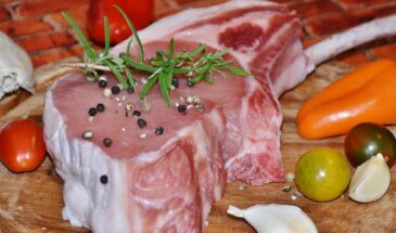 Стейк получается сухим и резиновым: одна ошибка с солью, которую совершают 90% хозяек, и секрет шеф-поваров, меняющий вкус мяса навсегда