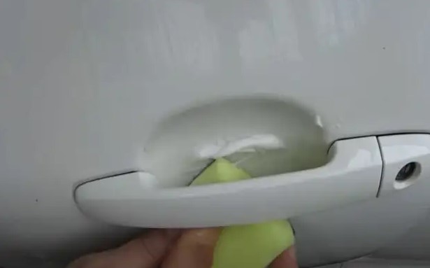 Царапины под ручкой двери автомобиля: простой способ убрать их за копейки и защитить кузов от ржавчины