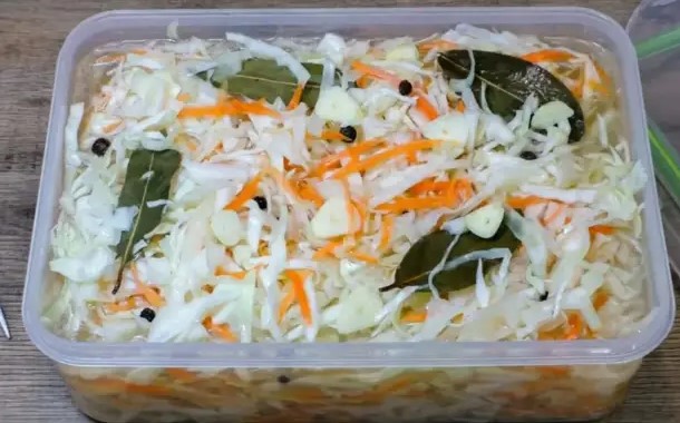 Хрустящая маринованная капуста за 10 часов: секретный рецепт с уксусом и маслом, который удивит всех — сочная, ароматная и тает во рту