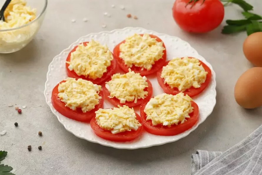 Помидоры с сыром и чесноком: закуска, которая исчезнет со стола первой — гости будут в восторге, а вы сэкономите время