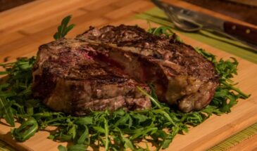 Стейк будет вкуснее, если солить его за 40 минут: простой лайфхак для идеального мяса