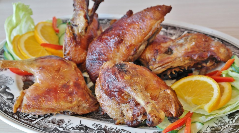 Курица всегда сухая? 5 ошибок, которые портят мясо — шеф-повар рассказал, как исправить