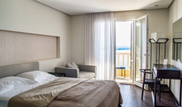 Никогда не ставьте кровать так: почему сон головой к окну крадет ваши силы и портит здоровье