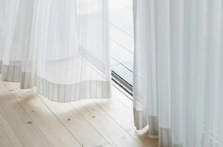 Перестала снимать шторы для стирки: этот способ занимает 10 минут, а результат лучше, чем в химчистке — и ни одной капли воды на полу