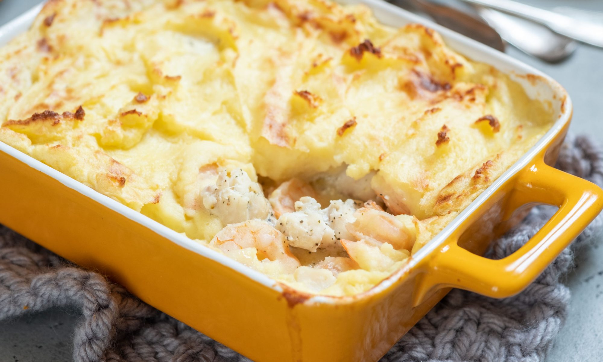 Картофельный гратен за 10 минут подготовки: сырная корочка, от которой все забудут про гарнир