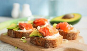 Эти канапе исчезнут со стола за минуту: рецепт с семгой и авокадо, который покорит всех гостей