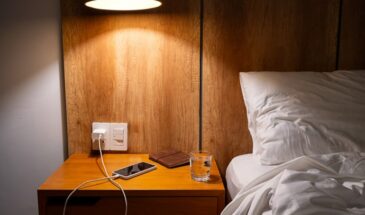 Ваш телефон крадёт сон! Почему смартфон в спальне — главная причина бессонницы