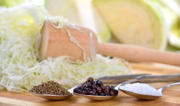 Февраль — идеальное время для квашения капусты: простой рецепт, который делает её хрустящей и полезной на всю зиму