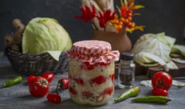 Делаю только в феврале: венгерская квашеная капуста с помидорами и чили