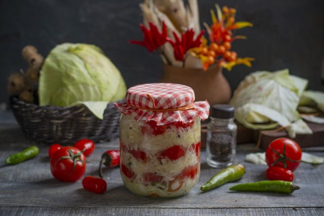 Делаю только в феврале: венгерская квашеная капуста с помидорами и чили