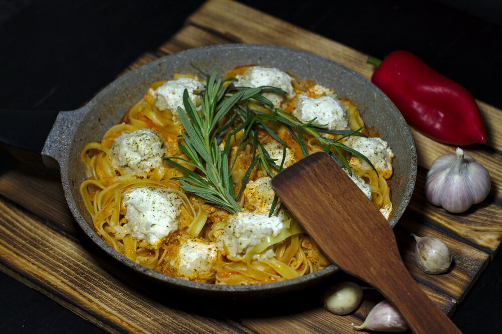 Секрет идеальной пасты за 20 минут: как приготовить сливочные гнёзда с курицей и грибами, от которых семья будет в восторге, а вы сэкономите силы и время