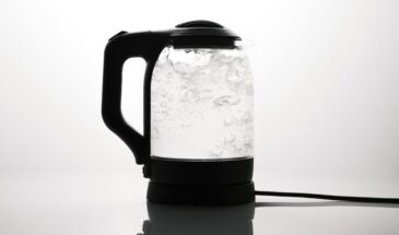 Накипь в чайнике исчезнет за 10 минут: 5 средств из холодильника, которые работают лучше лимонной кислоты