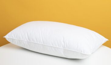 Подушка после стирки стала как новая: 3 ошибки, которые превратят пух в комок — и как их избежать