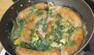 Квашеная капуста с колбасками и яблоком: февральская солянка, которая согреет изнутри