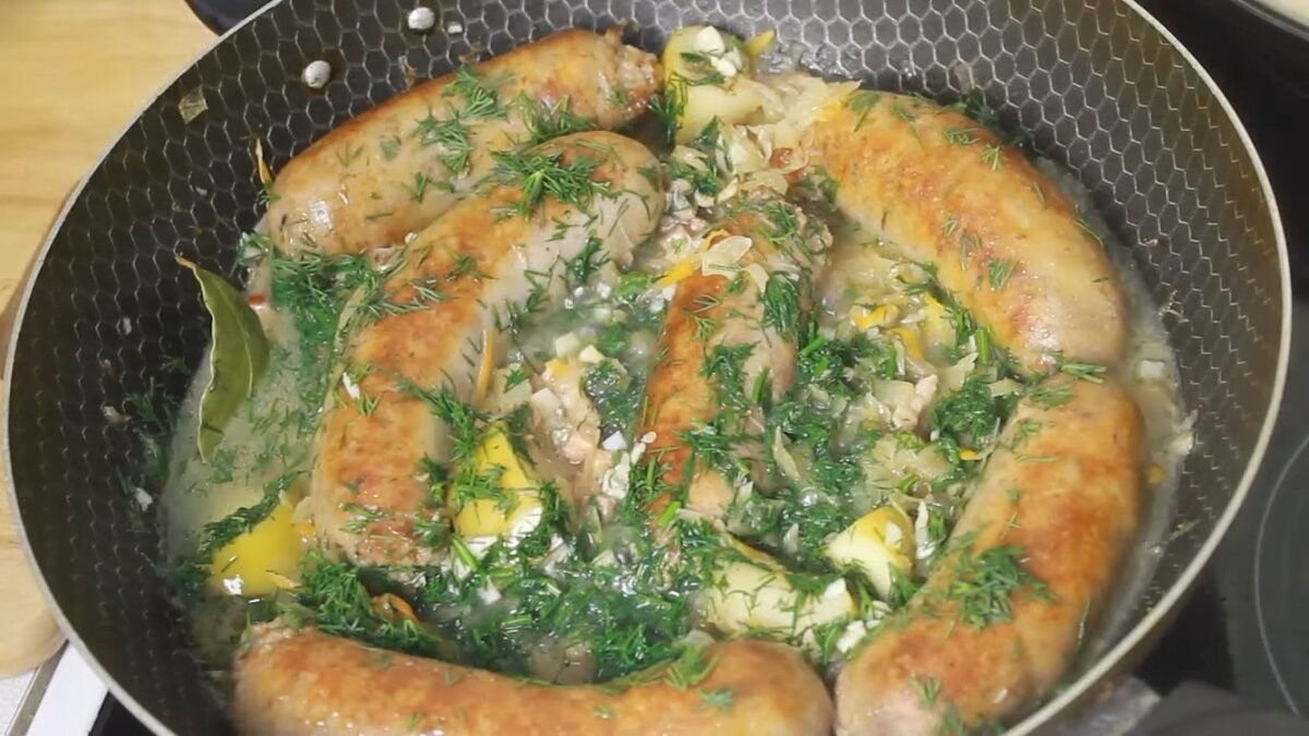 Квашеная капуста с колбасками и яблоком: февральская солянка, которая согреет изнутри