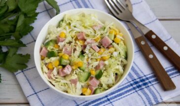 Сочный салат из капусты с ветчиной и кукурузой: свежесть за 15 минут