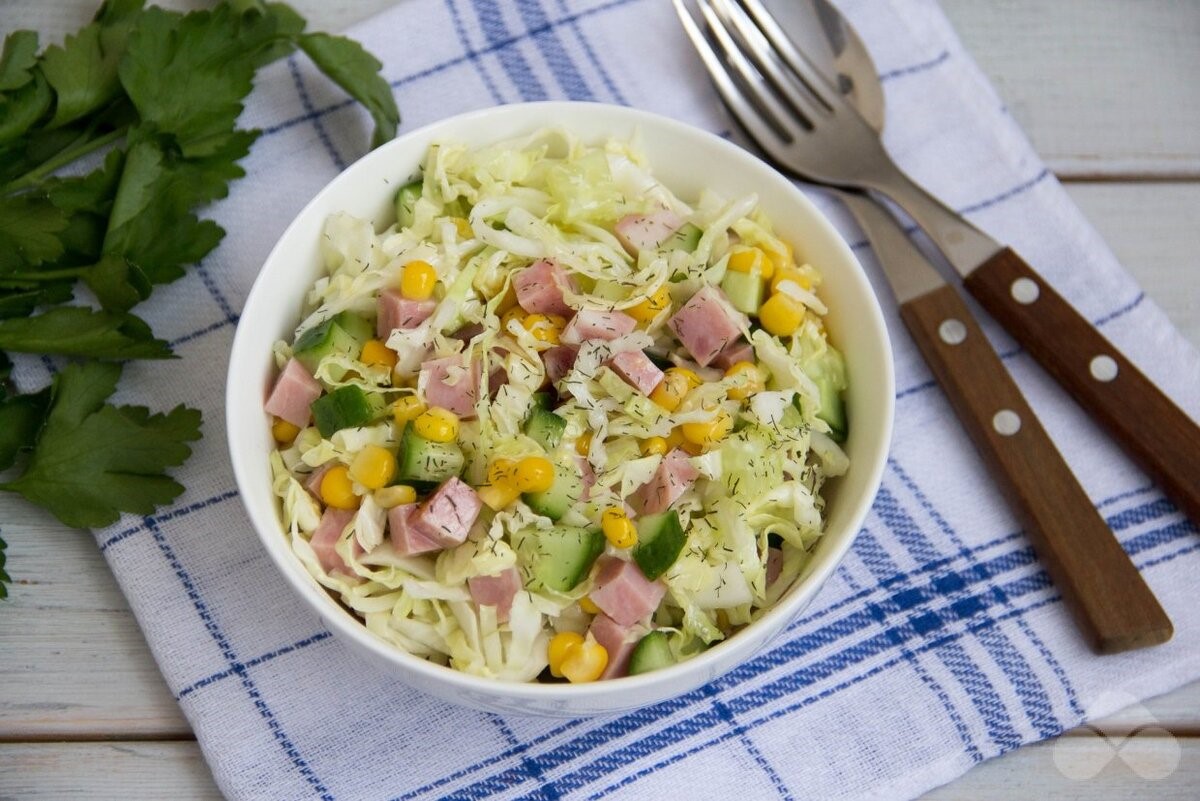 Сочный салат из капусты с ветчиной и кукурузой: свежесть за 15 минут