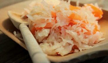 Какую соль использовать при квашении капусты в феврале: одна ошибка — и заготовка превратится в кашу