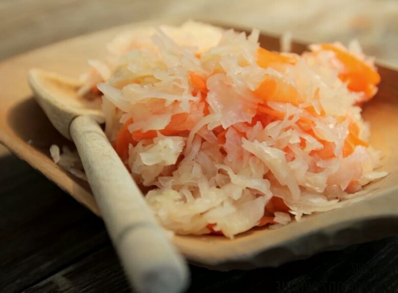 Какую соль использовать при квашении капусты в феврале: одна ошибка — и заготовка превратится в кашу