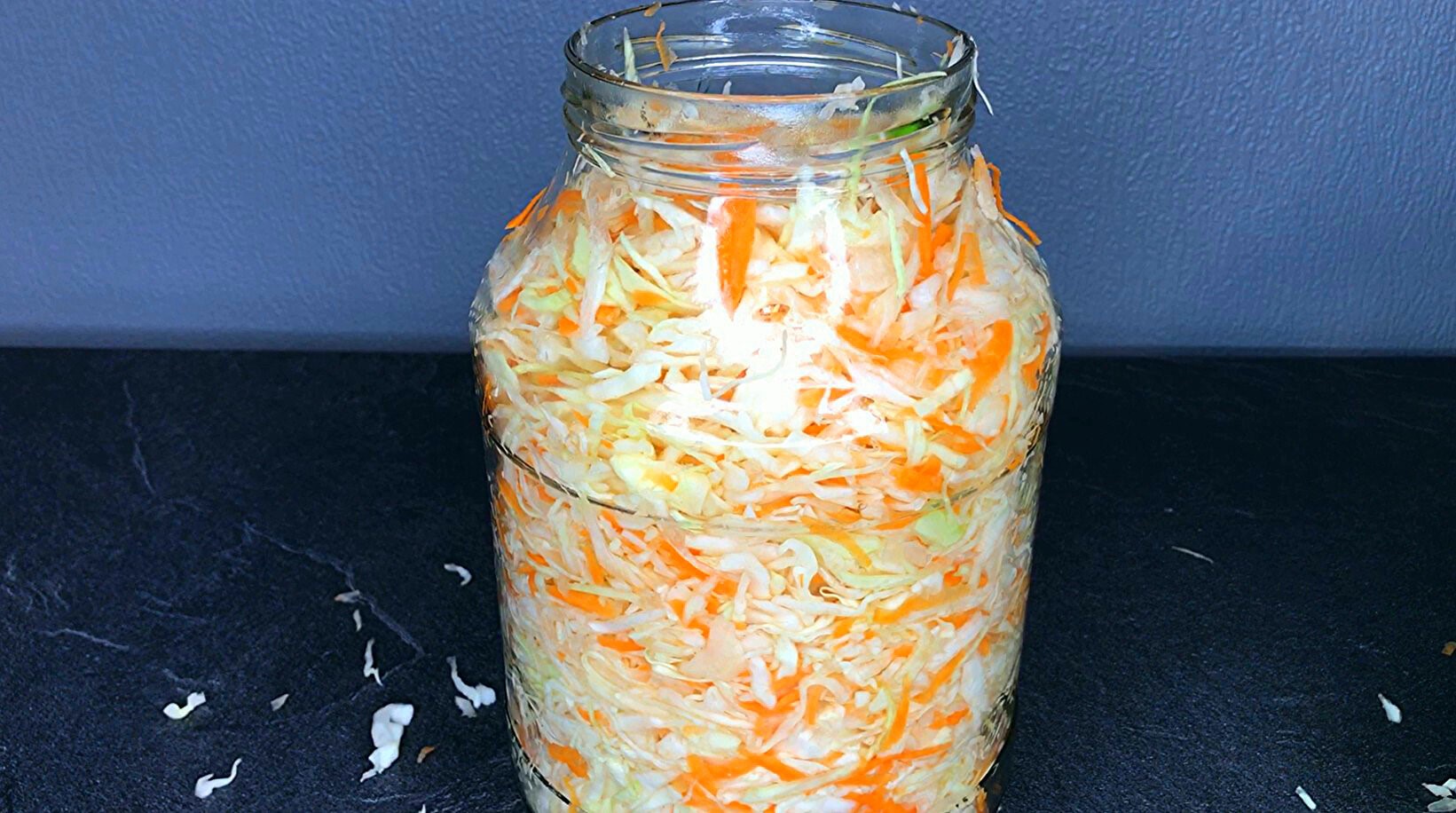 Хруст за 3 дня в феврале: квашеная капуста с кусками ржаного хлеба без погреба