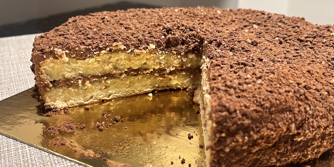 Тот самый торт «Трюфель» по ГОСТу: влажные коржи, крем «Шарлотт» и хрустящая посыпка — рецепт, ради которого стоит включить духовку