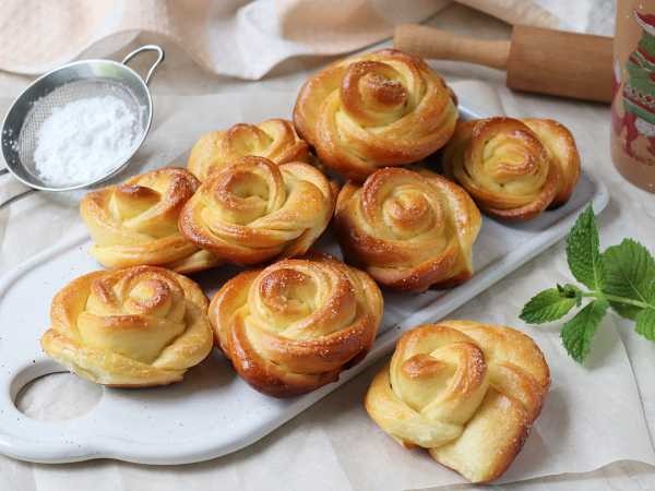 Булочки-розочки с яблоками и апельсином: сочная начинка и нежное тесто за полчаса