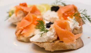 Розочки из сёмги на столе: закуска, которая исчезает быстрее — гости будут в восторге, а вы потратите всего 10 минут