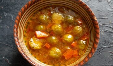 Щи, которые исчезают первыми: куриный суп с брюссельской капустой — другие первые блюда покажутся пресными