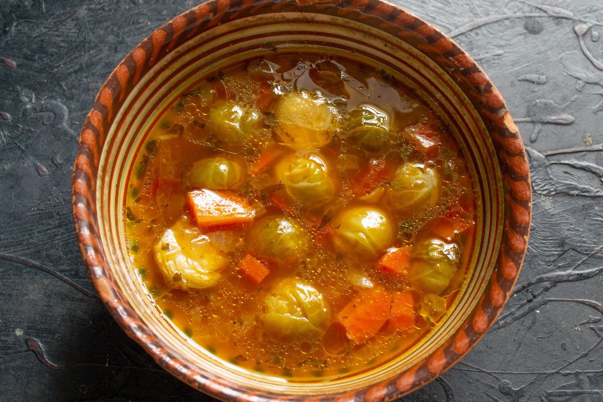 Щи, которые исчезают первыми: куриный суп с брюссельской капустой — другие первые блюда покажутся пресными