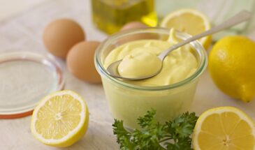 Забудьте про майонез: горчичный соус без яиц, который сделает вкуснее даже простой хлеб