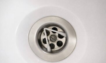 Ватная палочка в сливе: этот лайфхак избавит от волос в ванне за секунды, а вы мучились годами