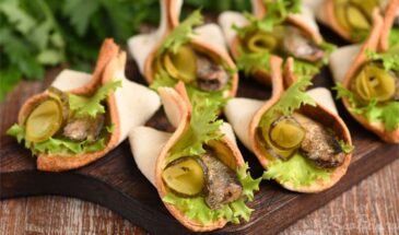 Шпроты, маринованные огурцы, лаваш: закуска за 15 минут исчезает со стола первой