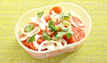 Эти помидоры исчезнут за минуты: рецепт быстрых маринованных томатов — готово всего за 2 часа