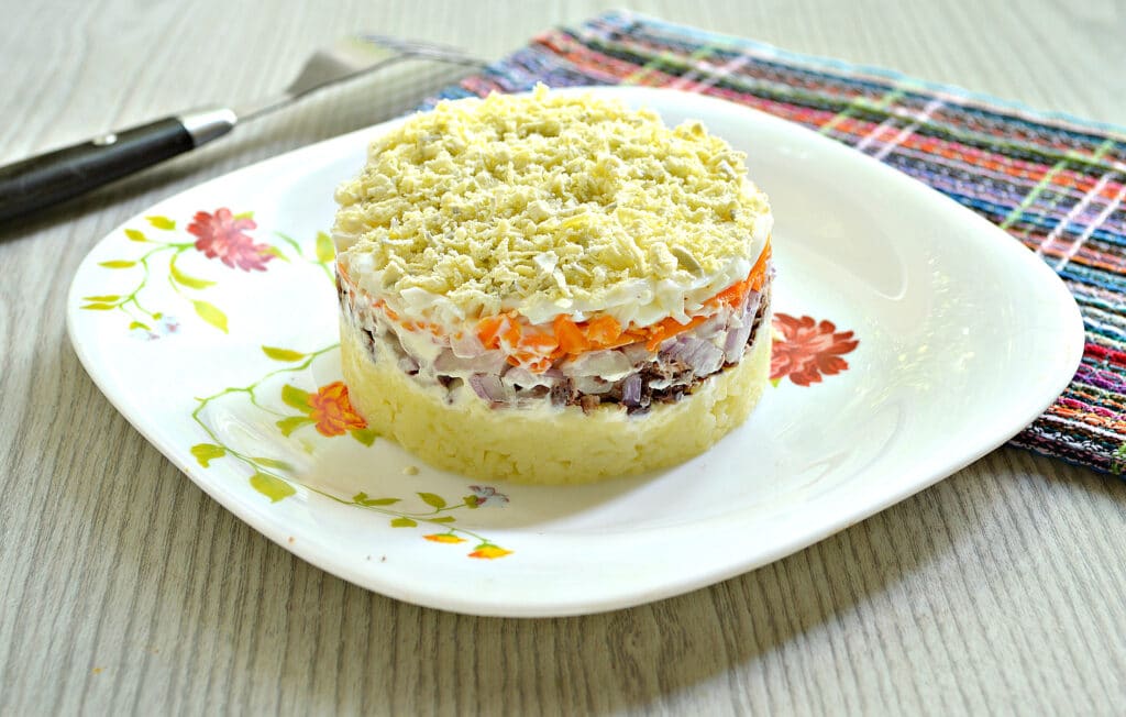 Салат на 8 Марта за 15 минут: бюджетнее «Мимозы» — рецепт, который спасёт праздничный стол