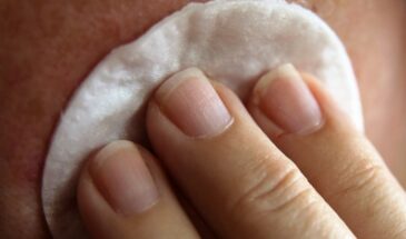 Вы тоже это делаете? Почему мицеллярная вода не заменяет умывание — ошибка, которая старит кожу