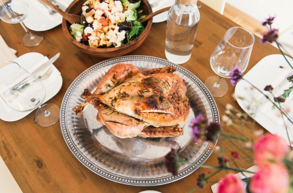 Шеф-повар с 30-летним стажем предупреждает: никогда не мойте курицу перед готовкой — это опасно для здоровья