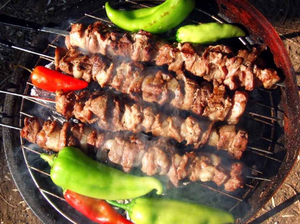 Шашлык без уксуса: секрет поваров, который делает мясо сочным, а не сухим