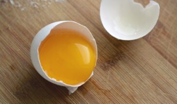 Коричневое пятно в желтке: можно ли есть такое яйцо или лучше выбросить — ответ экспертов