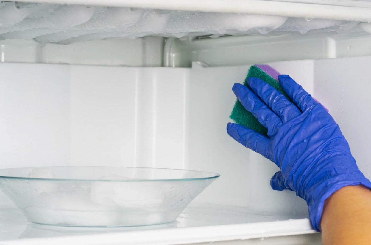 Разморозка холодильника за 15 минут: хитрость с фольгой, которая сэкономит время и электричество