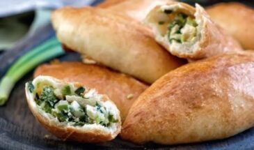 Пирожки с луком и яйцом: один секрет теста, который сделает их пушистыми даже на следующий день