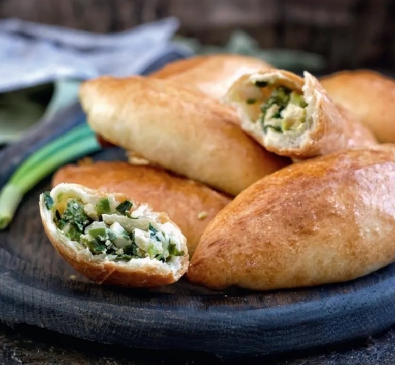 Пирожки с луком и яйцом: один секрет теста, который сделает их пушистыми даже на следующий день