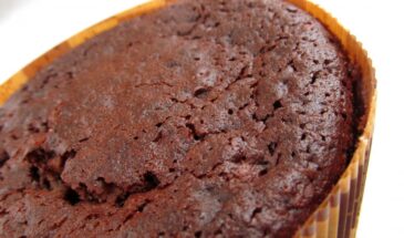 Кекс в микроволновке за 3 минуты: один рецепт, который спасёт, когда срочно хочется сладкого